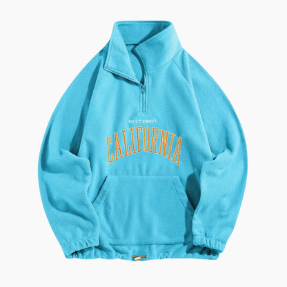 Vue de face d'un pull turquoise duveteux femme