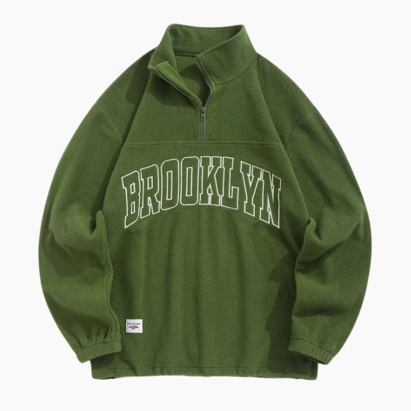 Pull vert molletonné pour femme sur fond neutre