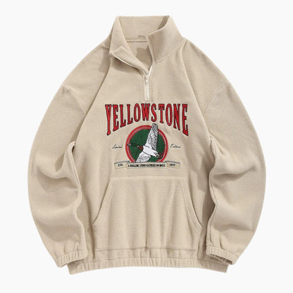 Gros plan sur la texture moumoute du pull beige