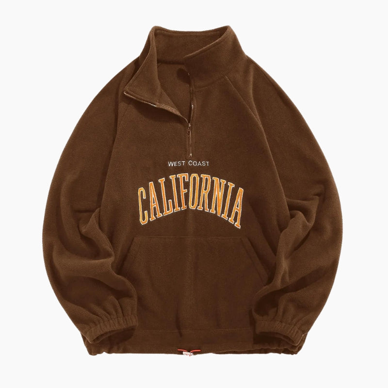 Gros plan sur la texture douce du pull marron Pilou Pilou