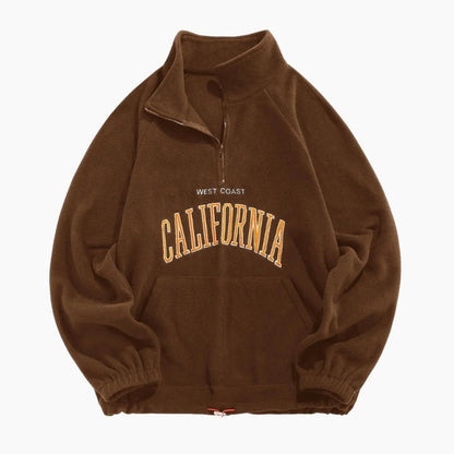 Gros plan sur la texture douce du pull marron Pilou Pilou