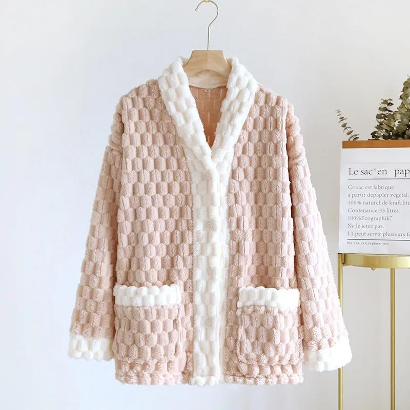 Détail des poches et boutons du pull pyjama rose