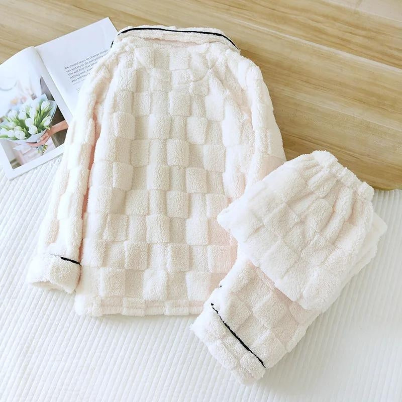 Pyjama blanc à carreaux avec col replié et boutons