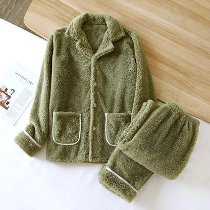 Pyjama vert en Pilou Pilou posé sur un lit