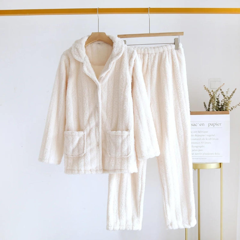 Pyjama blanc chaud avec tissu à relief et col rabattu