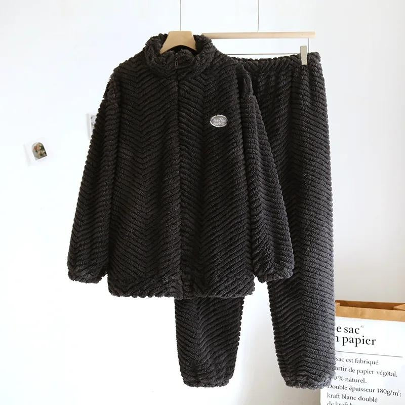 Homme portant un pyjama noir avec col replié et boutons