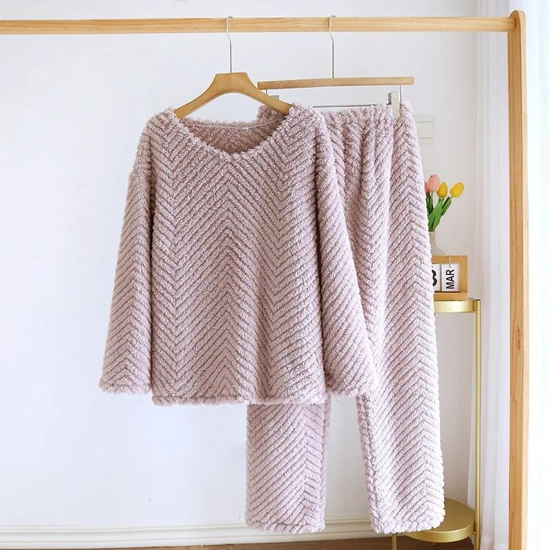 Gros plan sur le tissu torsadé doux du pyjama mauve
