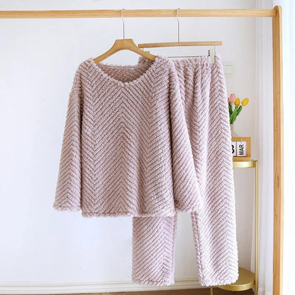 Gros plan sur le tissu torsadé doux du pyjama mauve