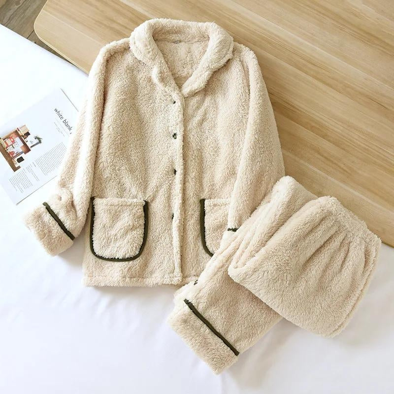 Ensemble pyjama doudou beige, détails des poignets élastiques