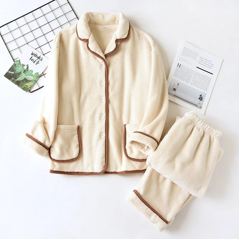 Ensemble pyjama crème, idéal pour un confort quotidien