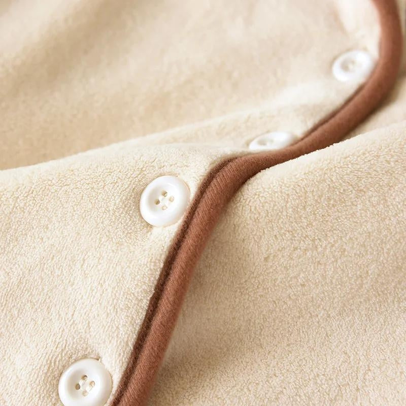 Vue de face du pyjama crème, matière Pilou confortable