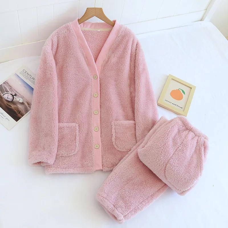 Zoom sur la texture éponge du pyjama bleu