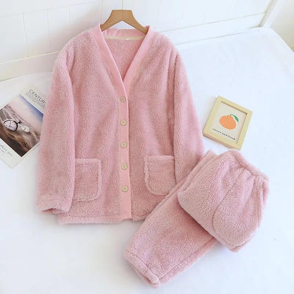 Zoom sur la texture éponge du pyjama bleu