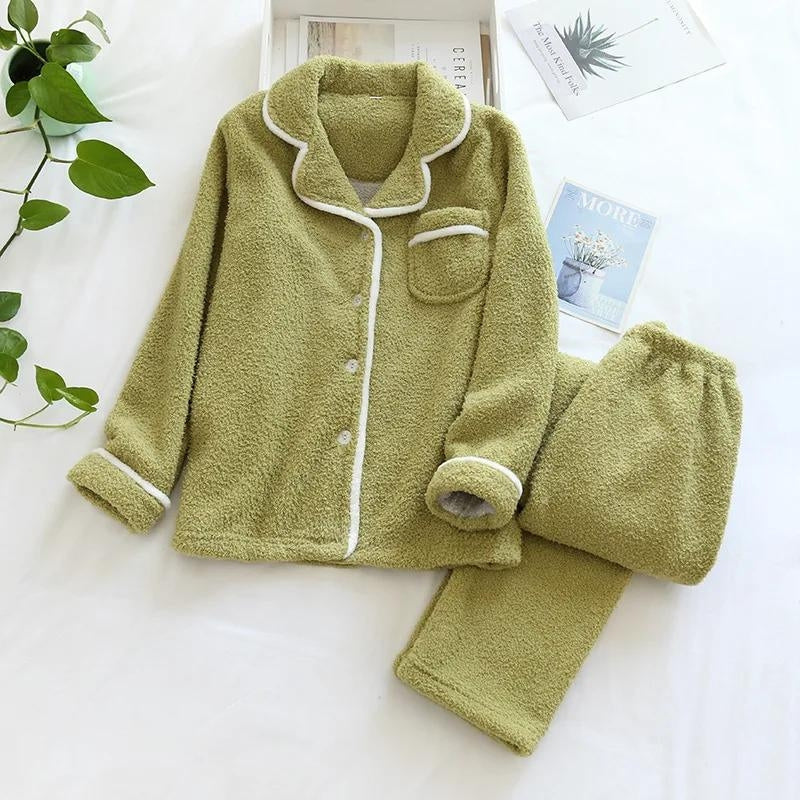 Vue de face du pyjama marron avec poche poitrine