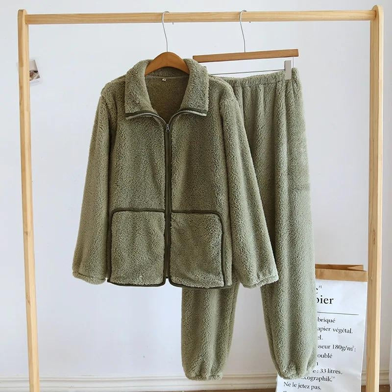 Pyjama vert pour femme avec col en V et poches