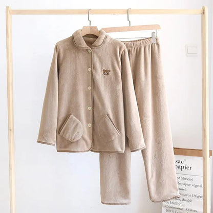 Détail du motif ourson sur pyjama flanelle beige pour homme
