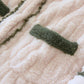 Détail des boutons et poches du haut du pyjama