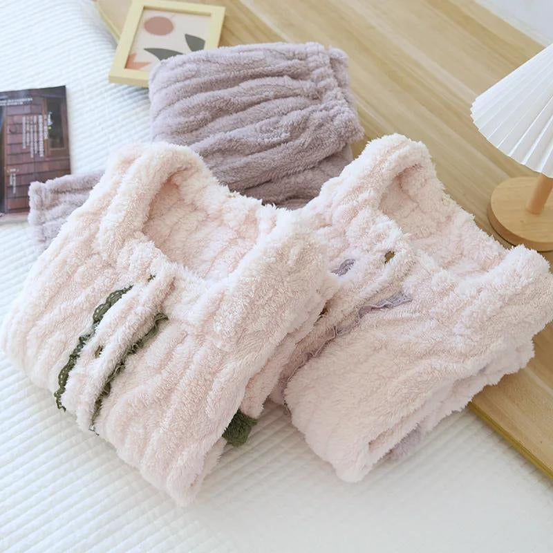 Pyjama en laine rose clair avec col rond et boutons