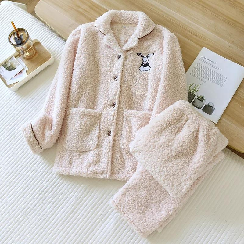 Pyjama crème en Pilou Pilou avec motif lapin sur la poitrine