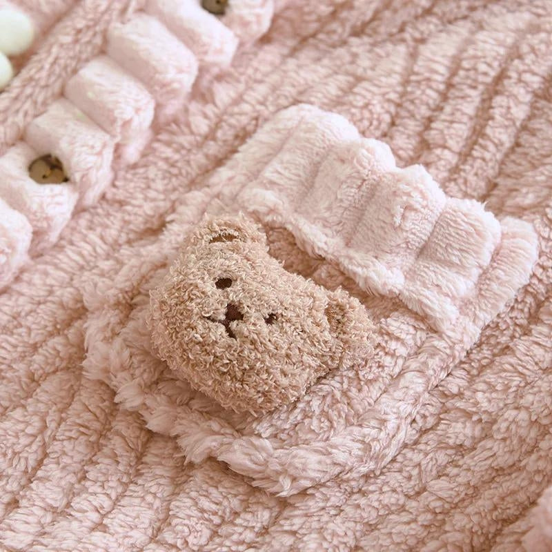 Zoom sur les motifs du pyjama en molleton rose