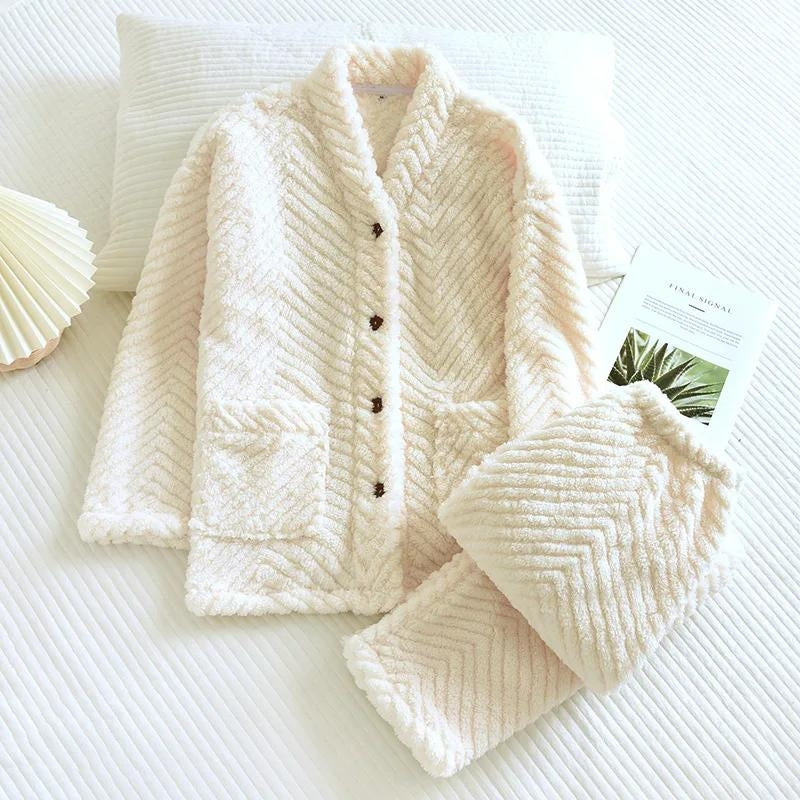 Pyjama blanc en Pilou Pilou avec boutons frontaux