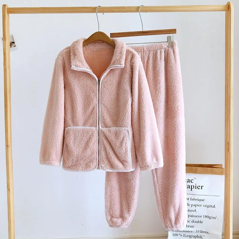 Gros plan sur la texture polaire douce du pyjama