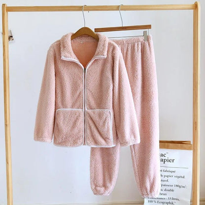 Gros plan sur la texture polaire douce du pyjama