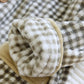 Vue de côté du pyjama polaire homme, col et boutons