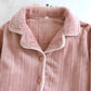 Vue de face du pyjama rose avec poches avant