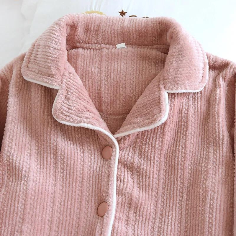 Vue de face du pyjama rose avec poches avant