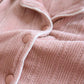 Détail du col rabattu et boutons du pyjama polaire