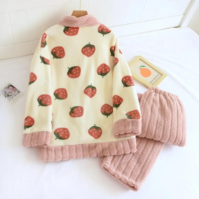 Pyjama en Pilou Pilou avec motifs de fraises colorées