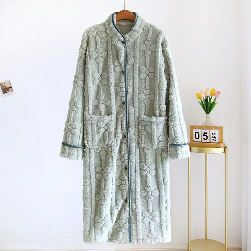 Vue de face d'une robe de chambre verte confortable