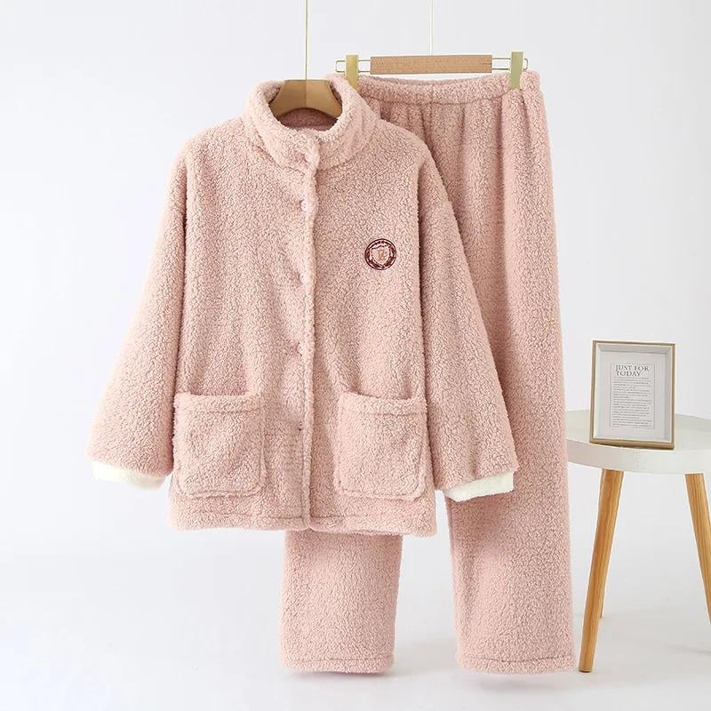 Pyjama rose en Pilou Pilou avec boutons et poches brodées