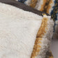 Détail des motifs colorés sur le manteau Pilou Pilou