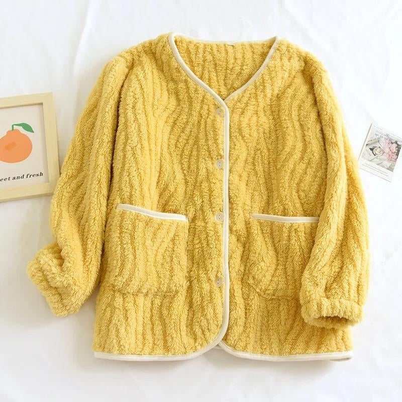 Vue de face d'une veste pyjama polaire jaune pour femme