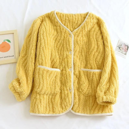 Vue de face d'une veste pyjama polaire jaune pour femme