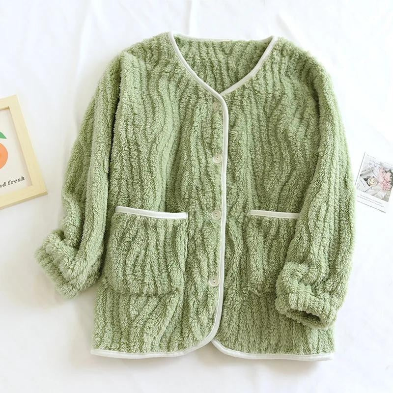 Détail de la texture douce de la veste de pyjama verte
