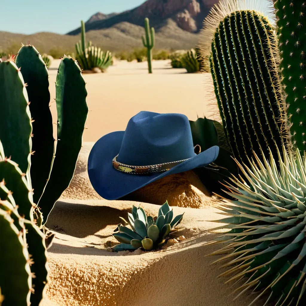 Chapeau cowboy posé sur une table en bois rustique