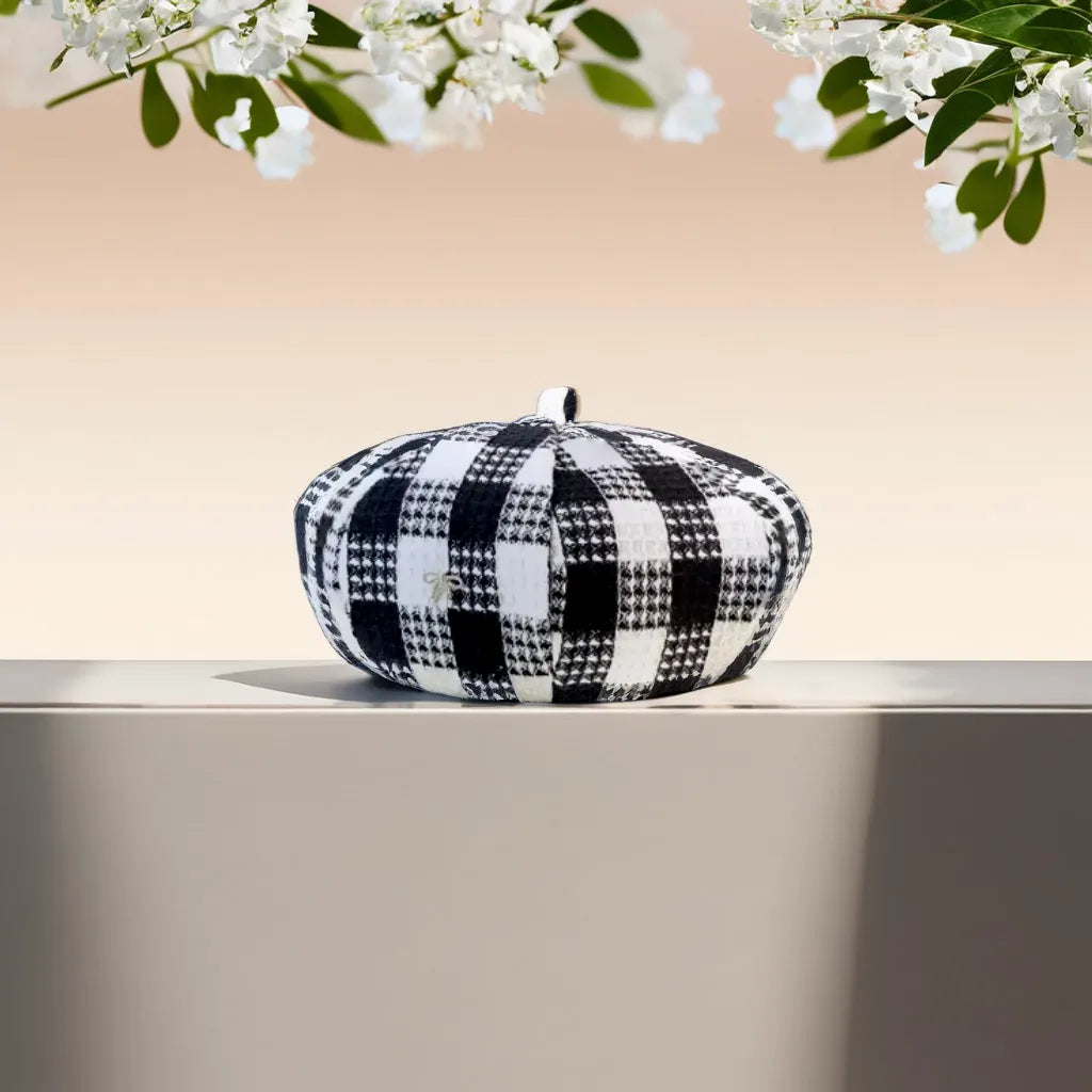 Femme souriante portant un béret, vue de profil