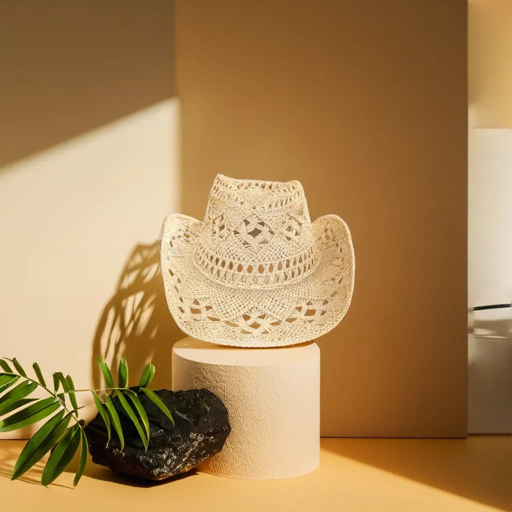 Chapeau de paille posé sur une table en bois, lumière naturelle