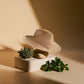 Gros plan sur un chapeau en suède beige sur fond neutre
