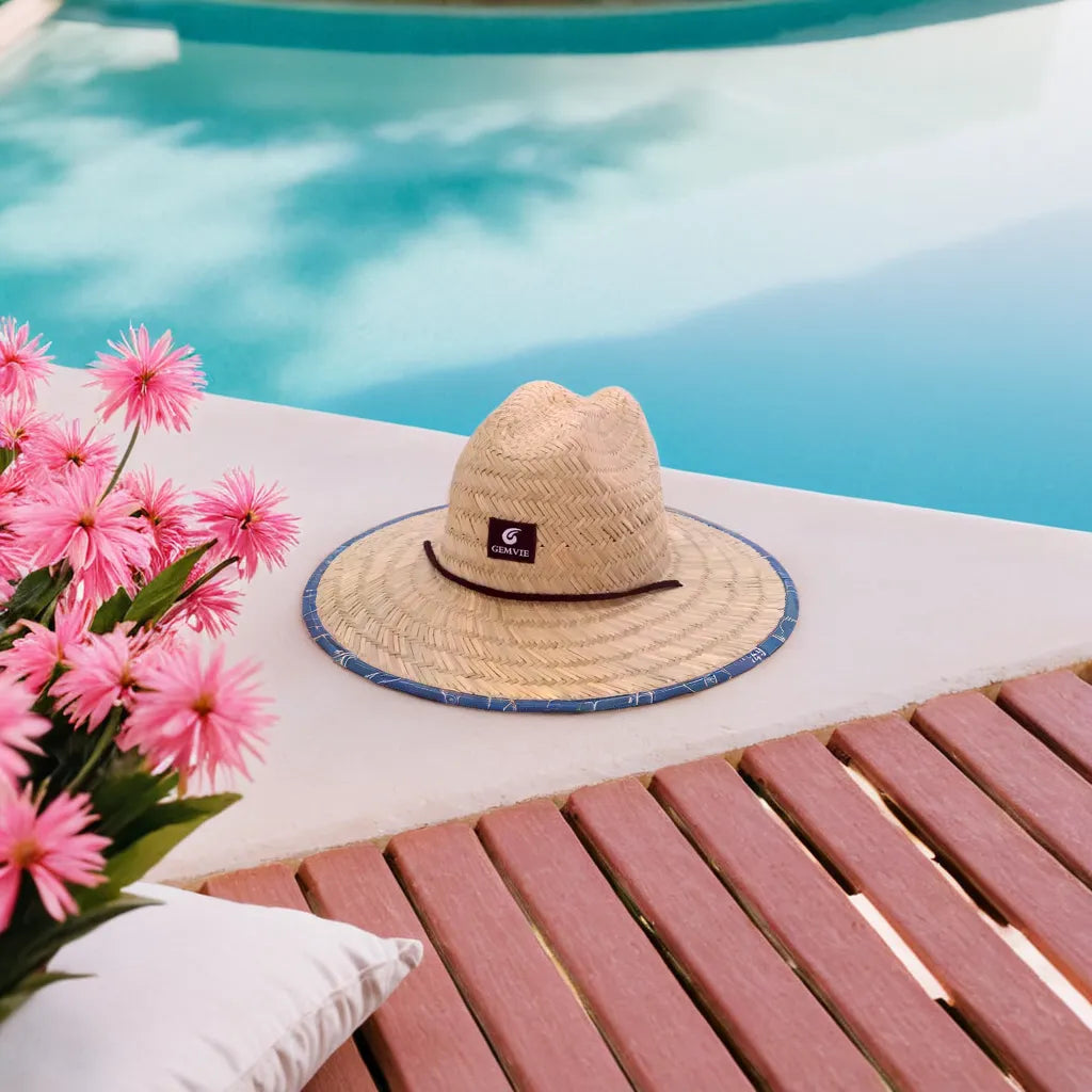 Chapeau de paille avec ruban noir sur fond blanc