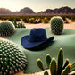 Chapeau cowboy sur fond de ciel bleu dégagé