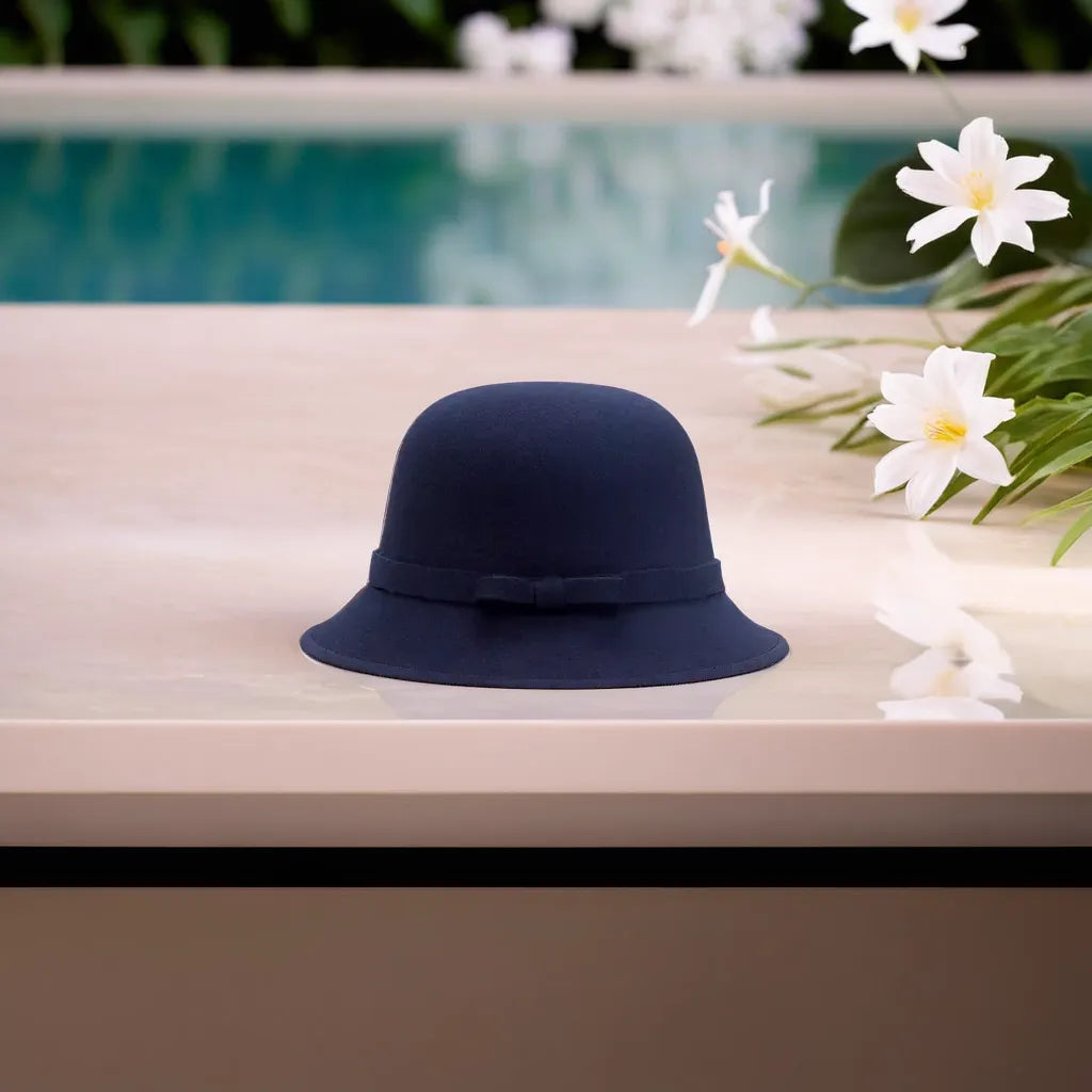 Vue de profil d'un chapeau cloche élégant sur mannequin