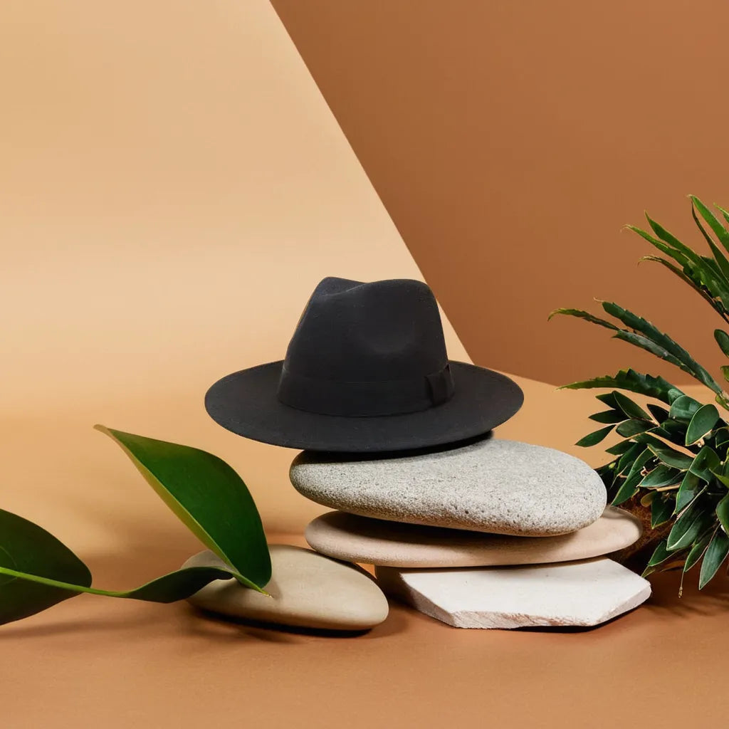 Gros plan sur le bord d'un chapeau en tissu