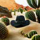 Chapeau cowboy avec large bordure posé sur une table