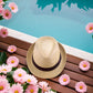 Gros plan sur le tissage fin d'un chapeau Panama beige