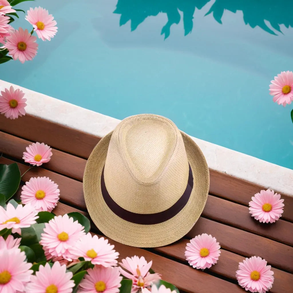 Gros plan sur le tissage fin d'un chapeau Panama beige