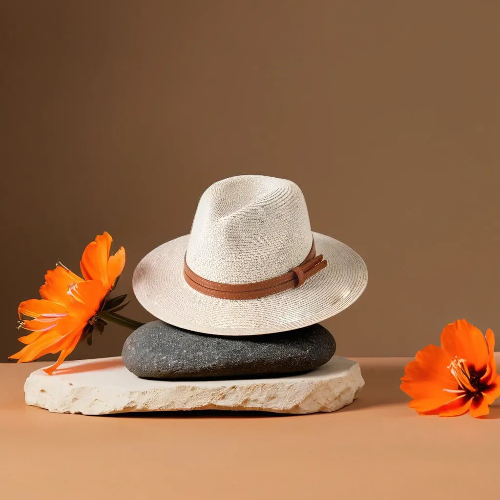 Chapeau Panama posé sur une table en bois